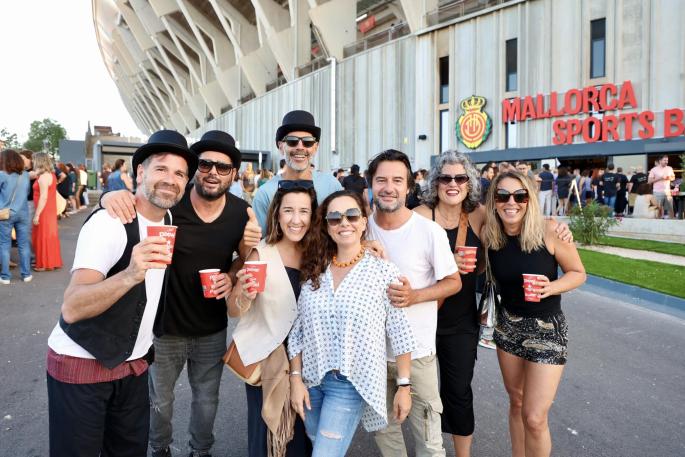 Un grupo de amigos a las puertas de Son Moix para asistir al concierto de Joaquín Sabina.