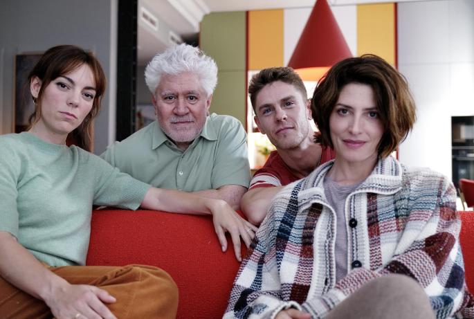 Victoria Luengo, Pedro Almodóvar, Patrick Criado y Bárbara Lennie, en un momento del rodaje de 'Amarga Navidad'.
