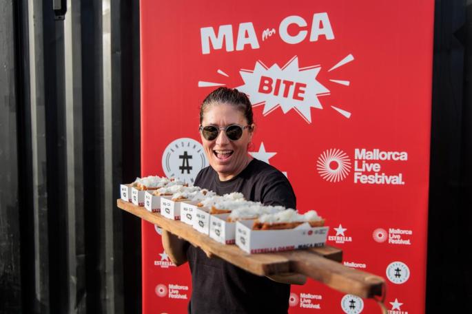 La chef Maca de Castro, con sus Maca Bite, este jueves en el Mallorca Live Festival.