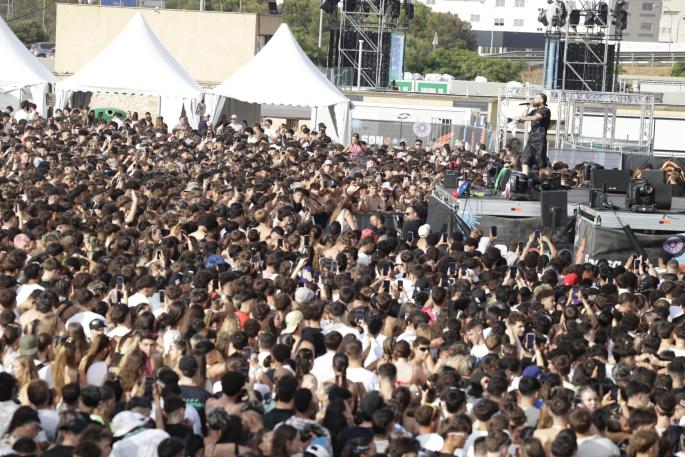 Miles de jóvenes disfrutan del Reggaeton Beach Festival 2025 en Son Fusteret.