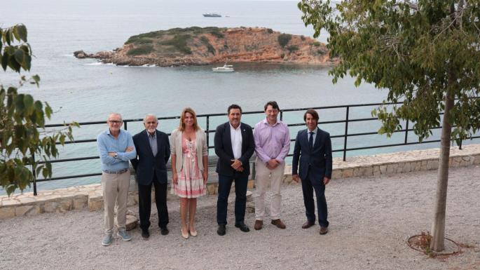 El alcalde y la delegada de turismo del ayuntamiento de Calivà junto con los principales representantes de las asociaciones hoteleras de Palmanova, Magaluf, Illetes, Peguera, Portals Nous y Calvià