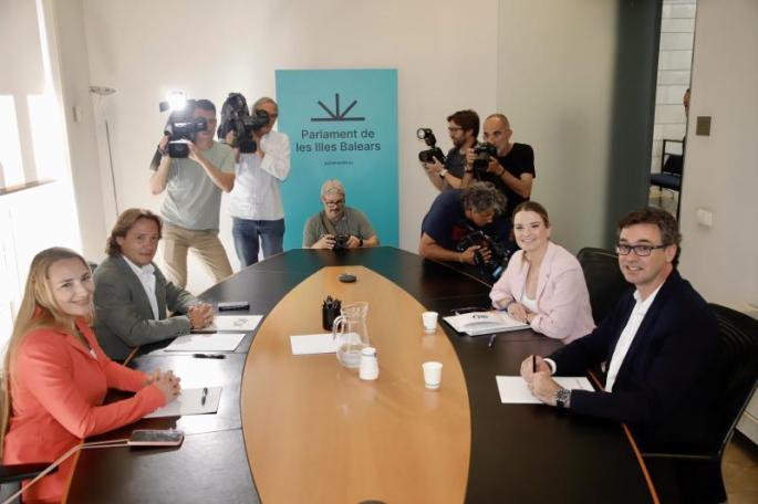 PP y Vox: cita en un hotel y 90 minutos en bucle
