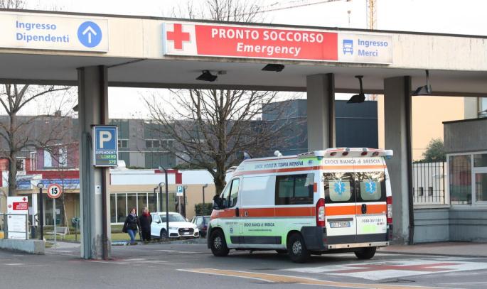 Una ambulancia entre en un hospital italiano