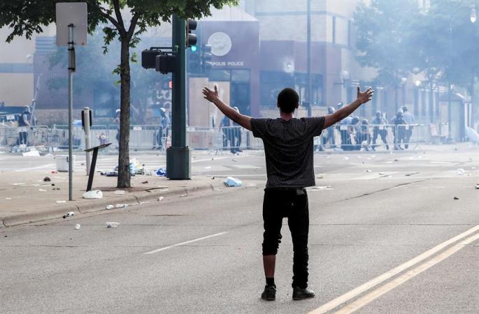 Duras protestas en Mineápolis por la muerte de un afroamericano a manos de la policía