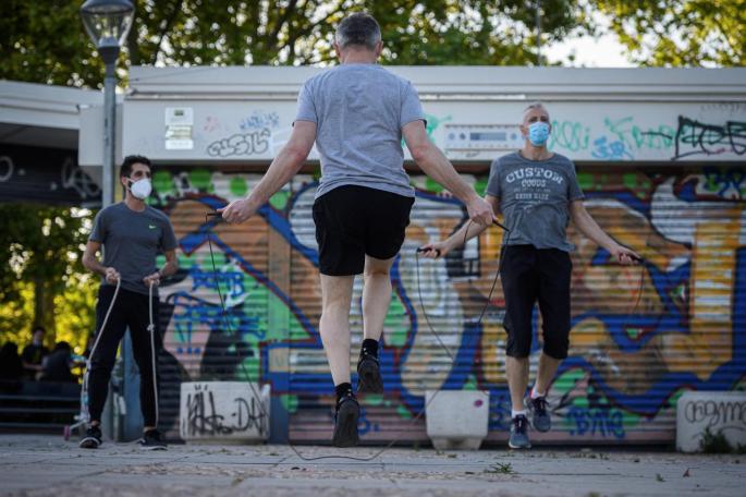 Deporte en los parques a la espera de apertura de gimnasios