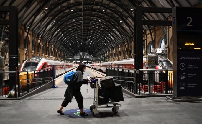 Once países europeos cierran sus fronteras a Reino Unido por la nueva cepa
