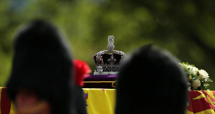 El ataúd de la reina Isabel II, adornado con un estandarte real y la corona del estado imperial