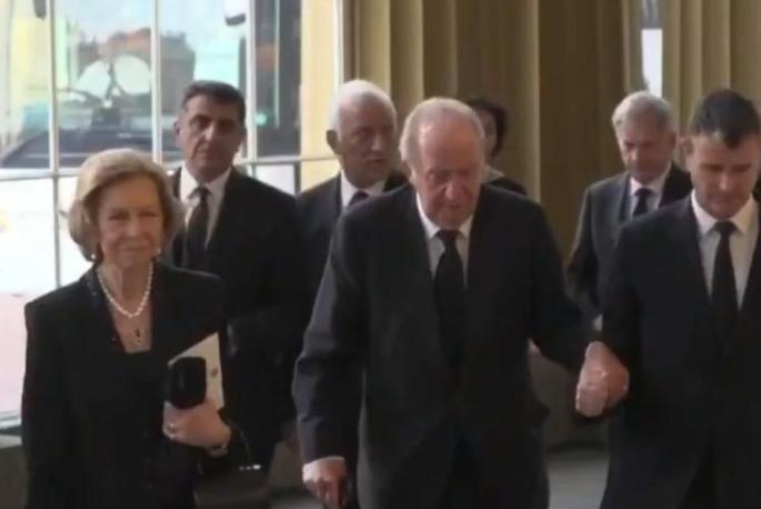 Don Juan Carlos y Doña Sofía entrando en la recepción en el Palacio de Buckigham.
