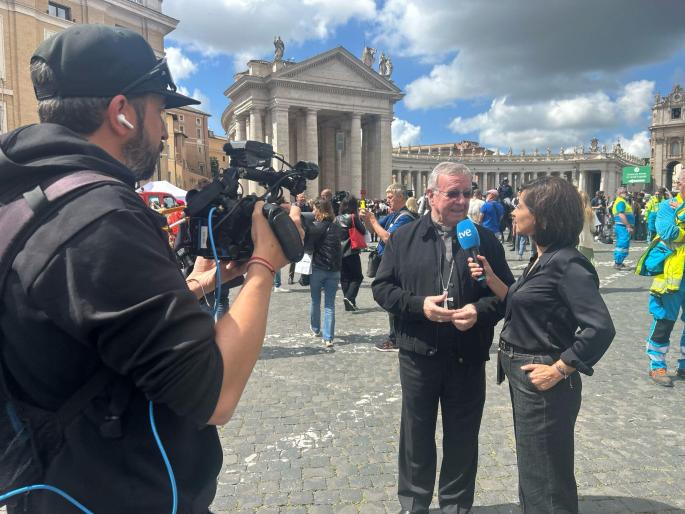 El obispo de Mallorca, en la capilla ardiente del papa Francisco: «Me ha impresionado y emocionado mucho su rostro sereno»