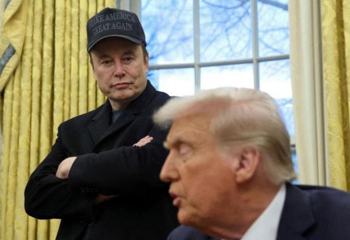 ARCHIVO: Elon Musk escucha al presidente de Estados Unidos, Donald Trump, hablar en el Despacho Oval de la Casa Blanca