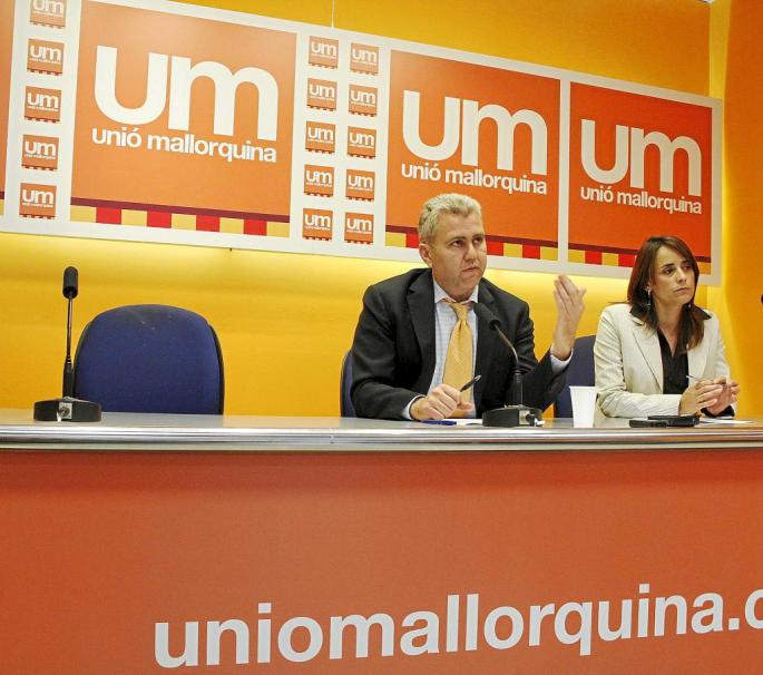 JOSEP MELIA Y CATALINA JULVE CON EL NUEVO COLOR Y EL NUEVO LOGOTIPO DE UNIO MALLORQUINA.