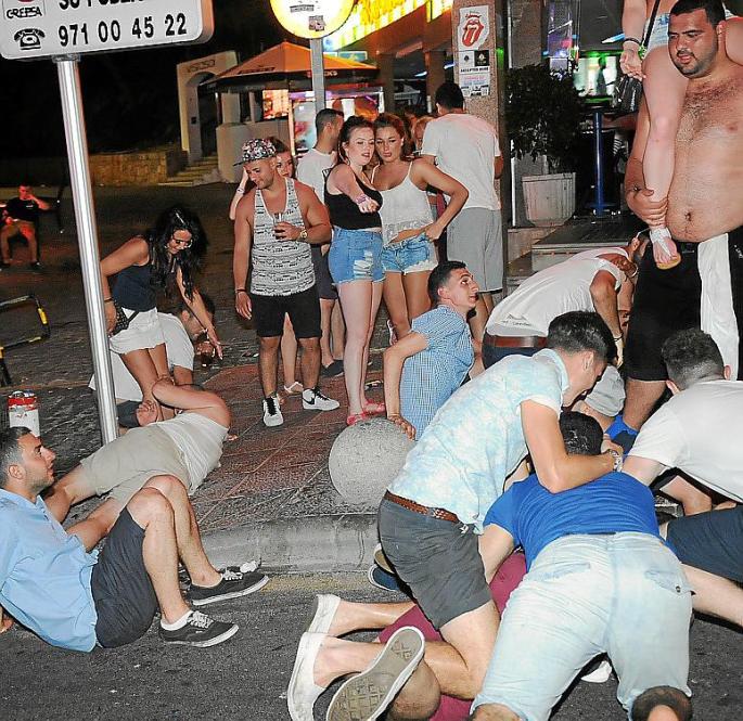 MAGALUF - TURISTAS BRITANICOS EBRIOS SE PASEAN DESNUDOS POR PUNTA BALLENA .