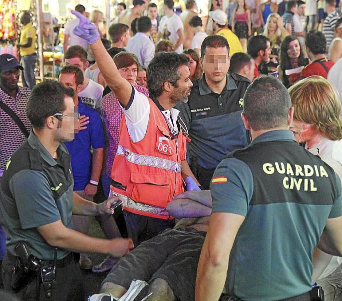 EL CONDUCTOR DE UN TODOTERRENO ATROPELLA A CINCO JOVENES EN PUNTA BALLENA Y SE DA A LA FUGA.