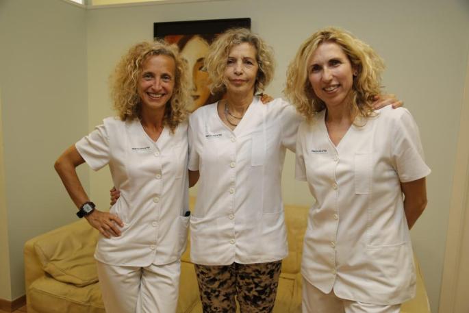 Las ginecólogas Montse Caso, Reyes López y Marita Frau.