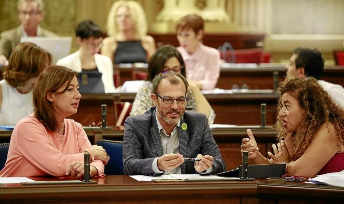 La izquierda carga contra Escarrer por criticar el aumento de la ecotasa