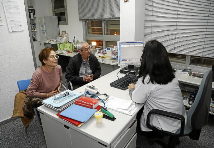 El IB-Salut contrata a ocho médicos por cada uno que se va