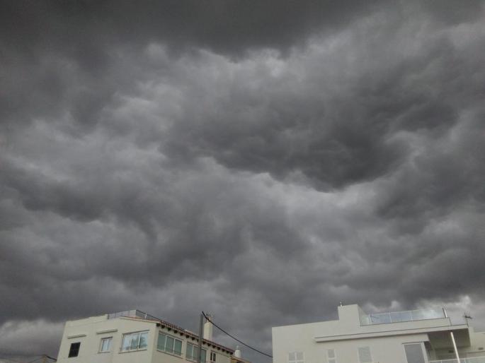 Educació pide a los centros que extremen las precauciones ante la alerta por lluvias «fuertes y muy fuertes»