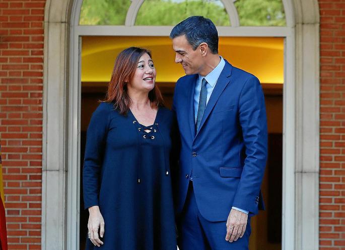 Pedro Sánchez con la presidenta de Baleares