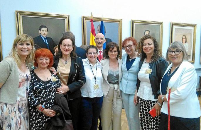 Durán, entre Pilar Costa y Carmen Calvo