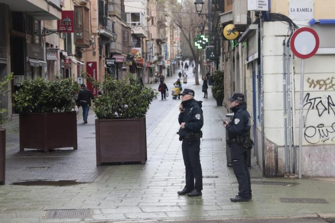 Los agentes vigilan el cumplimiento del decreto del estado de Alarma