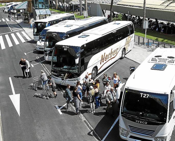 El parón de actividad deja en las cocheras a 1.800 buses