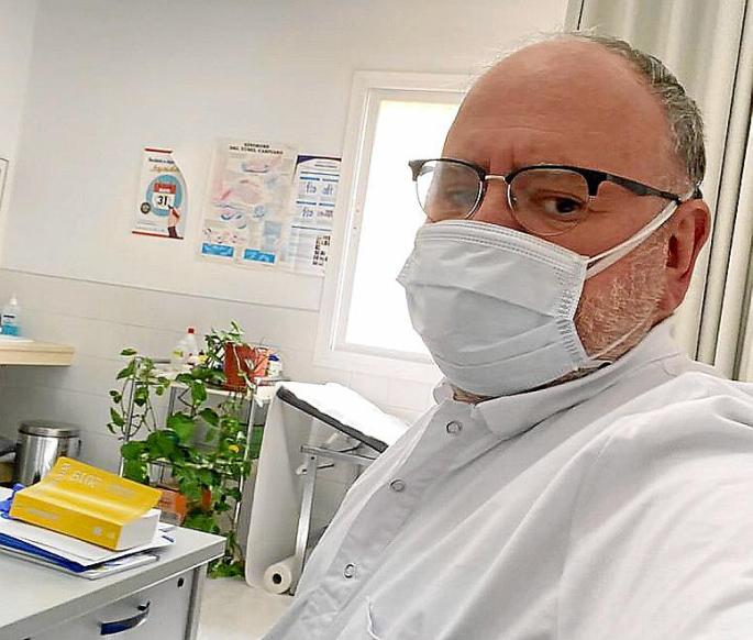 El doctor que también atiende en Facebook: «Hay mucho miedo»