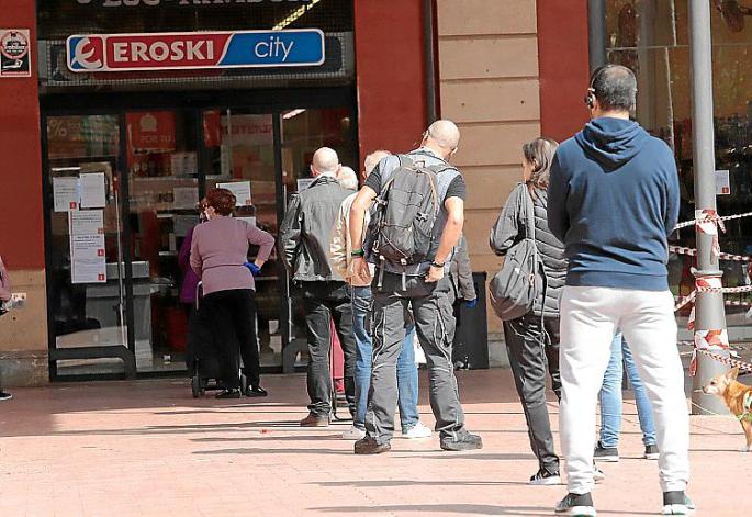 Las colas se repiten en los súper de cara a Semana Santa
