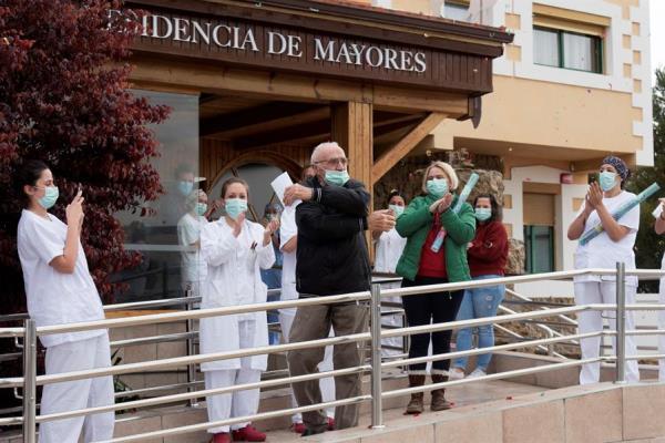 El personal sanitario despide a un enfermo que ha superado el coronavirus en una residencia de mayores