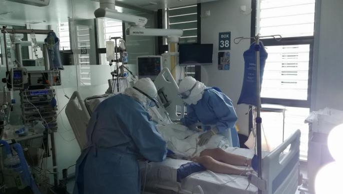 Profesionales sanitarios extuban a una paciente con coronavirus