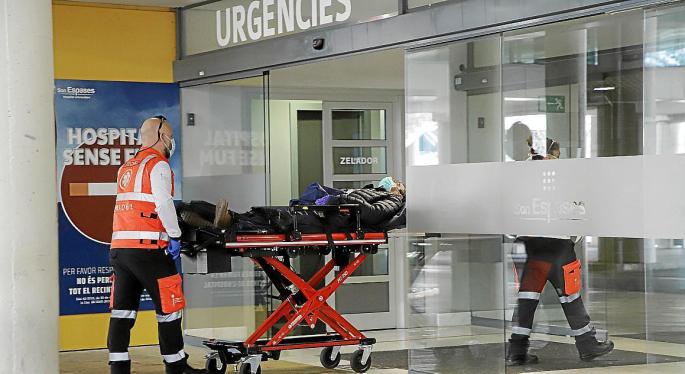 Los servicios sanitarios entraban este lunes a un paciente a Urgencias de Son Espases