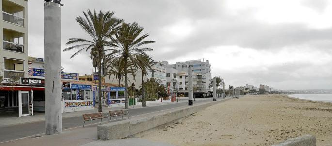 La inmensidad de la Platja de Palma vacía.