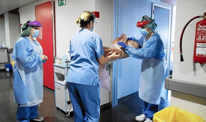 Dos profesionales sanitarias, durante su jornada laboral