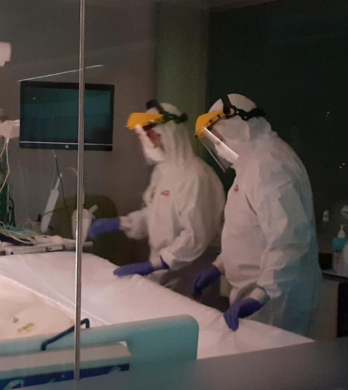 Operarios de la EFM ataviados con el traje de protección para el tratamiento de cadáveres con coronavirus