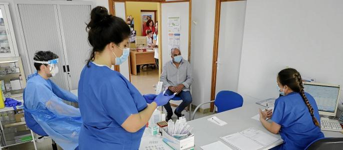 Una de las familias que acudieron a que les tomaran muestras en la Unidad Básica de Salut de Palmanyola
