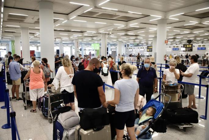 Turistas británicos en el aeropuerto de Palma