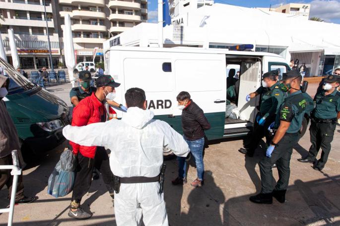 Tres positivos en Covid-19 entre los inmigrantes llegados en patera a las Pitiusas