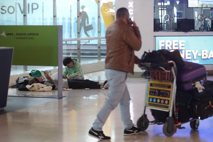 El aeropuerto de Barajas estará cerrado al menos hasta esta tarde