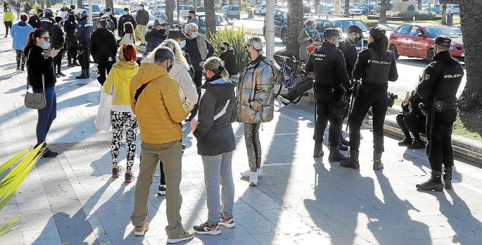La Policía identifica a unas 40 personas frente al Consolat