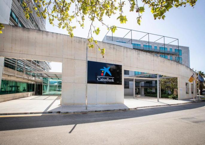 La estrella de CaixaBank ya luce en la sede de Bankia en Palma