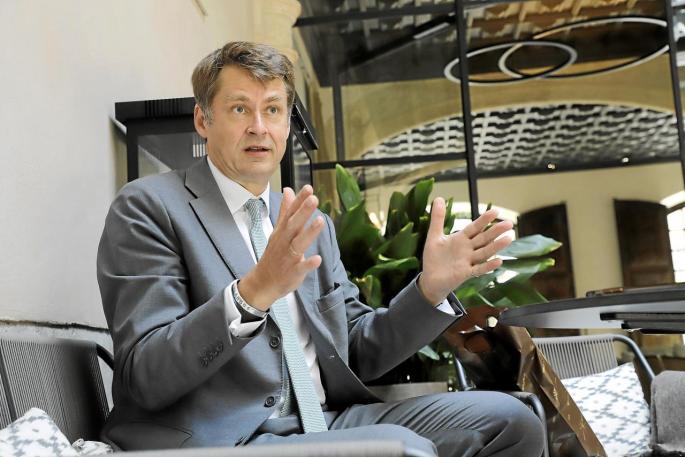 embajador britanico hugh elliot