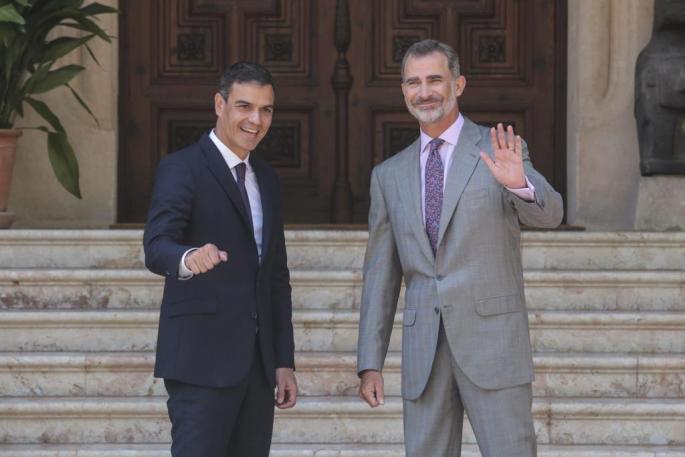 Felipe VI junto al presidente Pedro Sánchez
