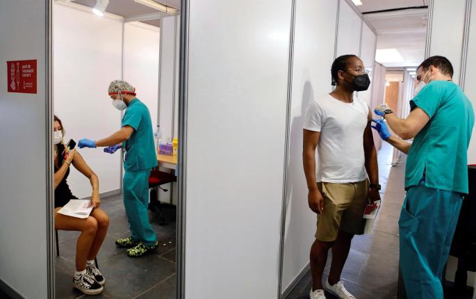 Dos jóvenes reciben la vacuna