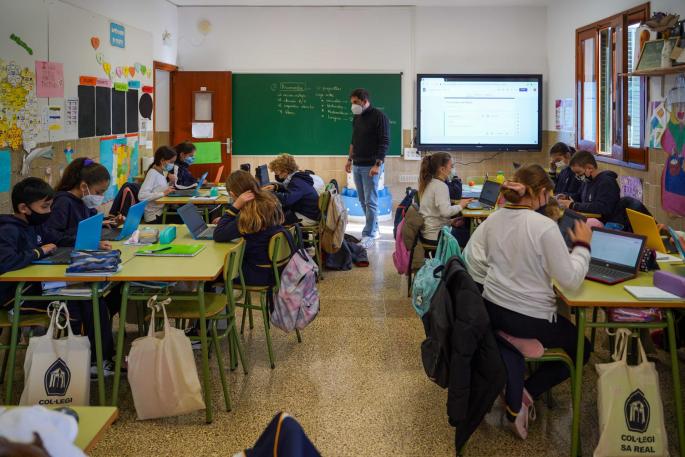 Las familias acusan al Govern de pedir «una fe ciega» en sus medidas COVID