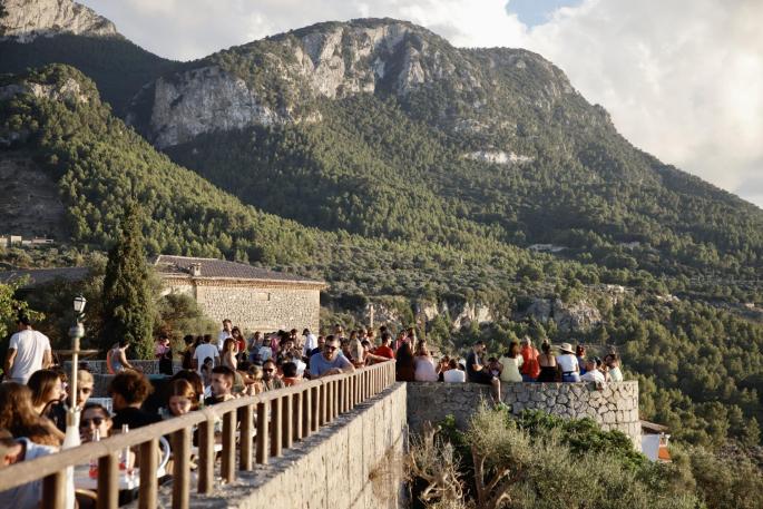 El mirador de sa Foradada en Deià, completamente saturado este verano.