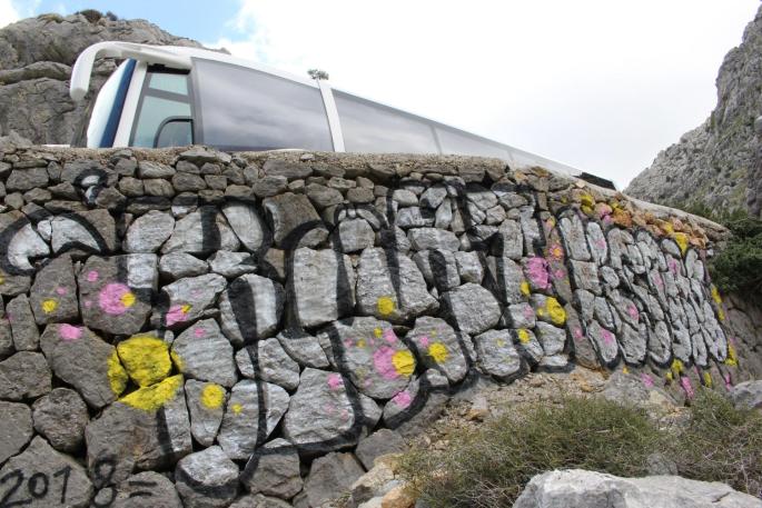 Imagen de archivo de un grafiti en un 'marge' de la carretera de sa Calobra.
