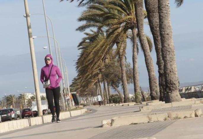 Cuando el viento sopla con mucha fuerza se debe evitar transitar por los paseos marítimos