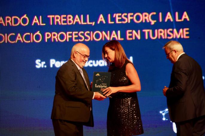 La presidente del Govern, Francina Armengol, le entregó un premio a Pedro Pascual, en la Nit del Turisme