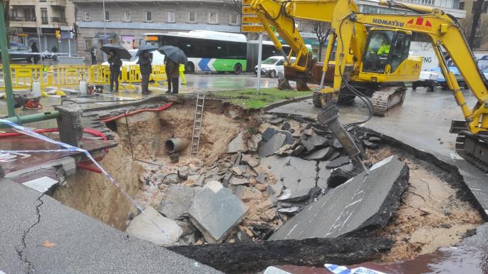 El socavón de 8 metros de Avenidas saca a la luz un tramo de la antigua muralla de Palma