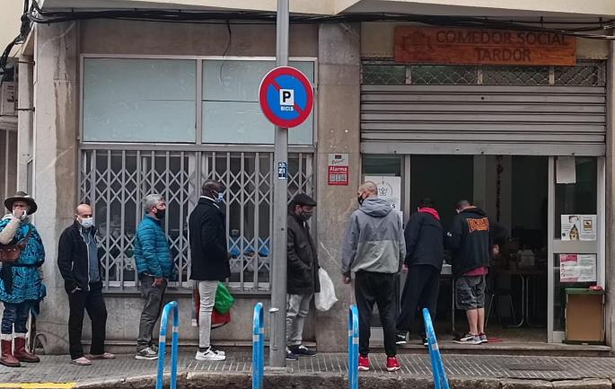 La cola del hambre en el comedor Tardor