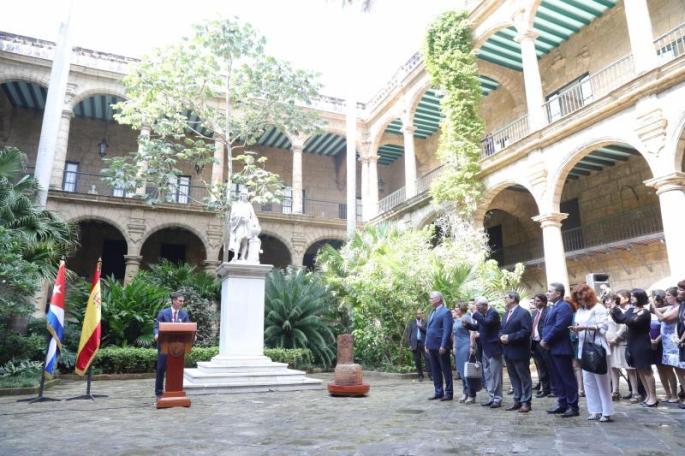 Entrega por parte del presidente del Gobierno, Pedro Sánchez, al las autoridades cubanas de la silla de Maceo en noviembre de 2018